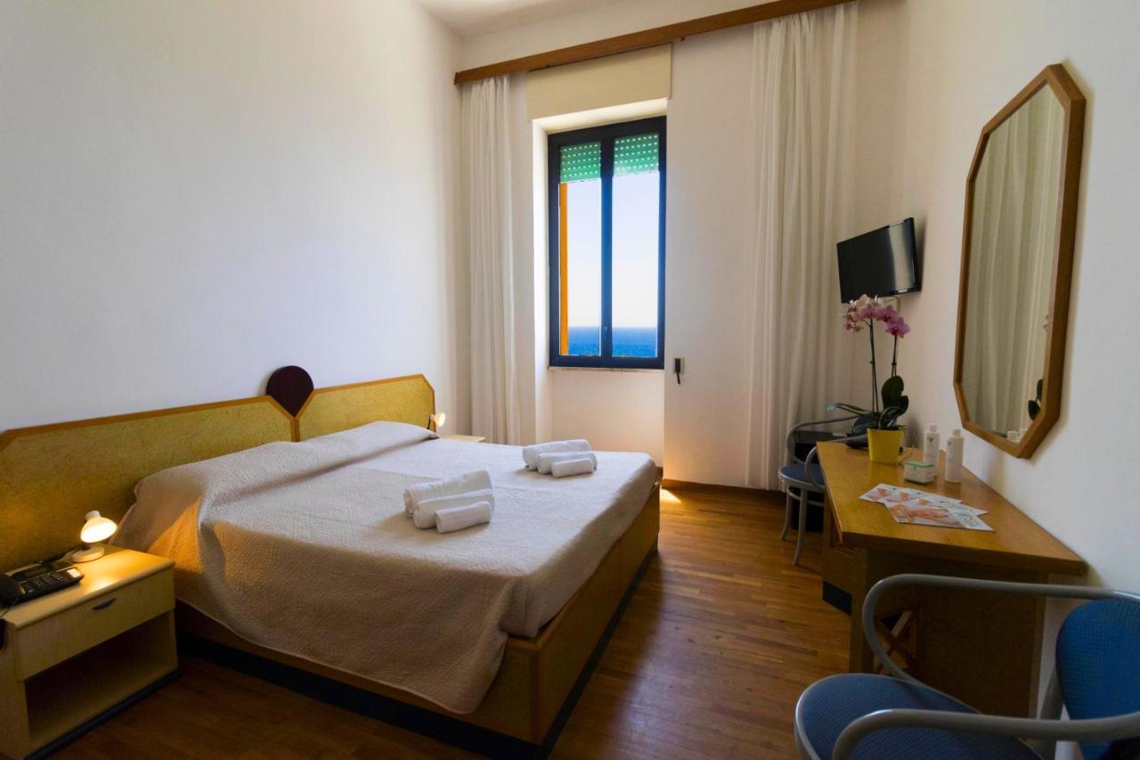 Albergo Palazzo Санта Чезареа Терме Екстериор снимка