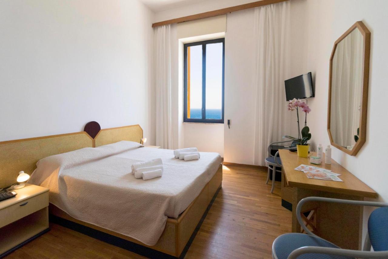 Albergo Palazzo Санта Чезареа Терме Екстериор снимка